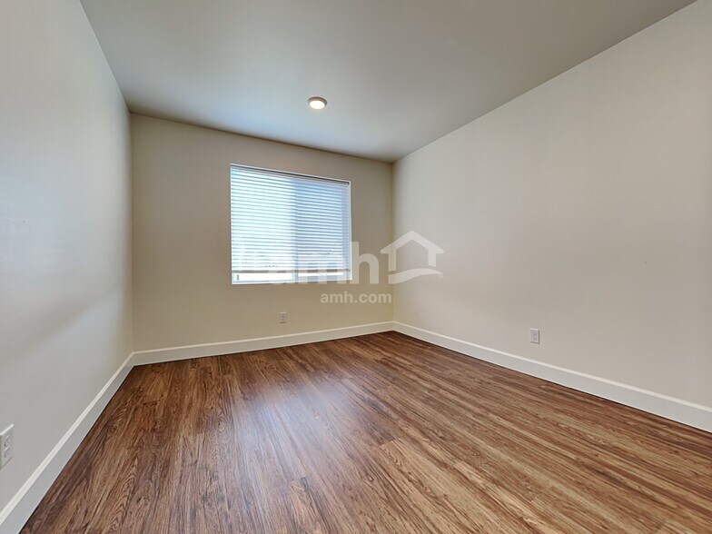 Building Photo - 19301 17th Ave Ct E