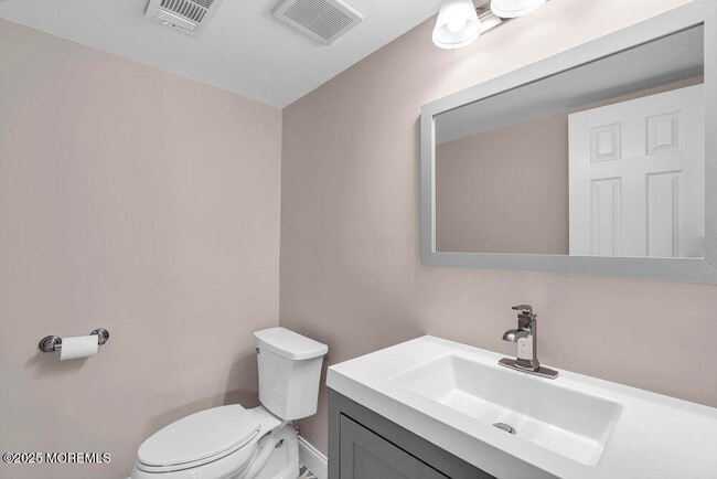 Building Photo - 18 Cotswold Cir