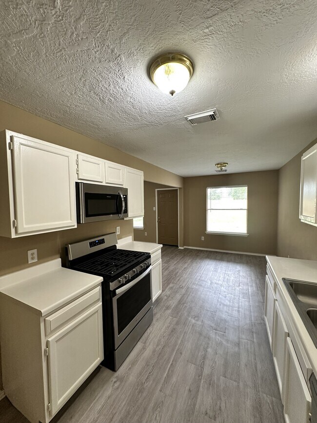 Building Photo - 6910 Bayou Crest Dr