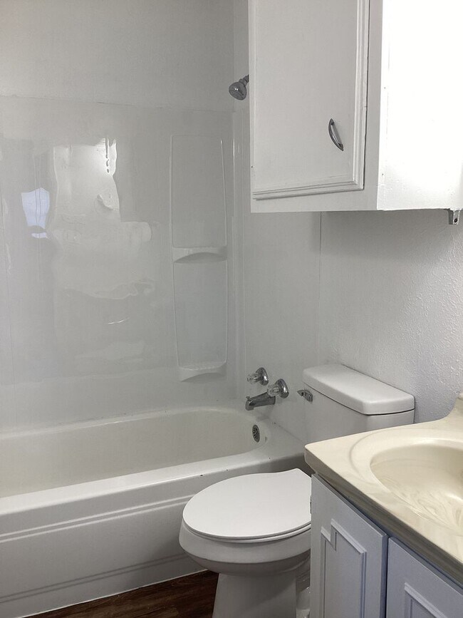Building Photo - Newly Renovated 3 Bed House!
