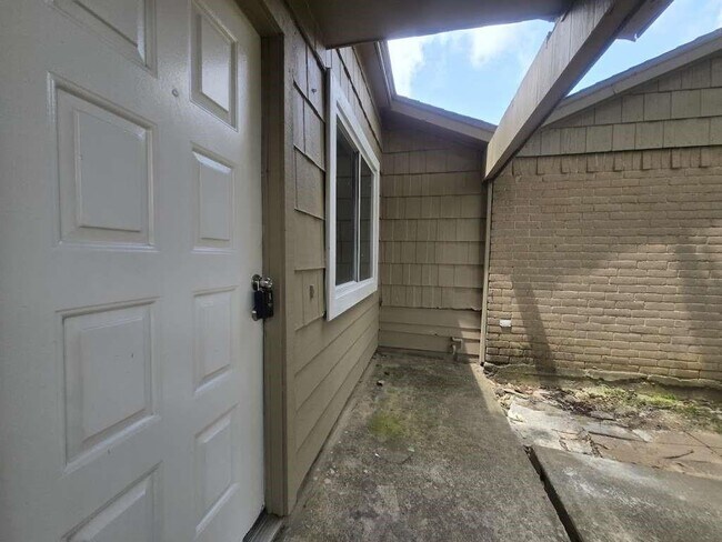Building Photo - 5400 Linda Ln