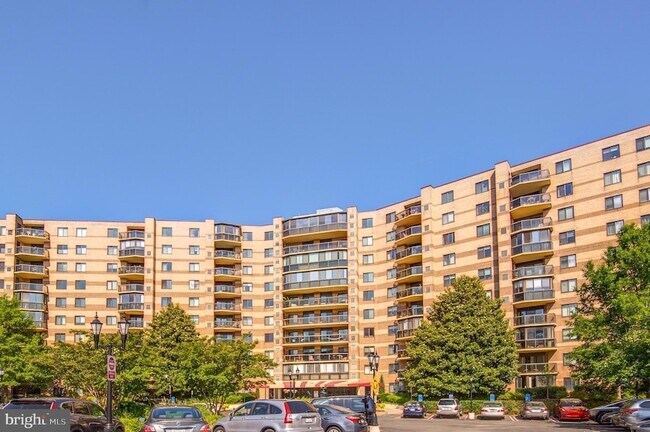 Building Photo - 8370 Greensboro Dr