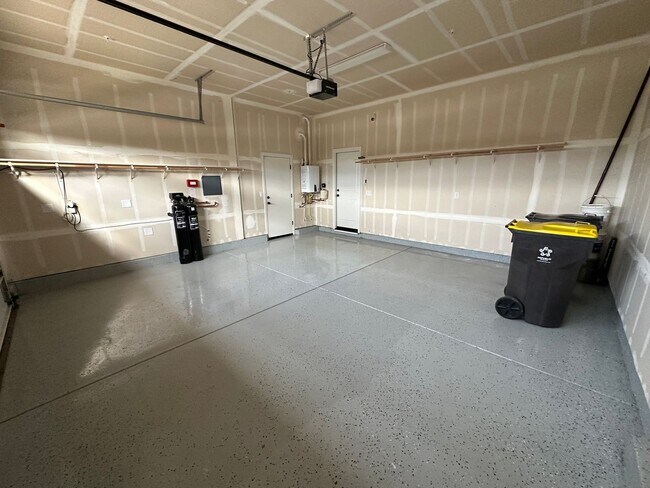 Building Photo - Stunning Lakefront River Islands Home