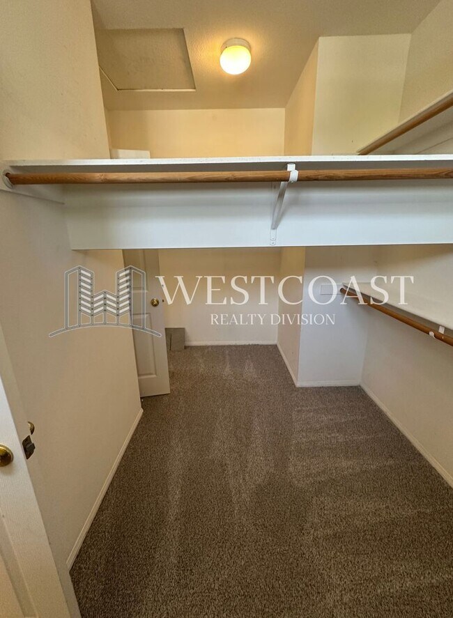 Building Photo - Bright & Spacious 4-Bed Townhome in Prime ...