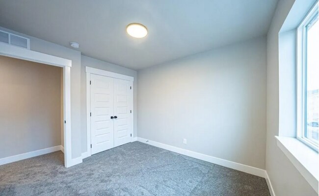 Building Photo - 3 bed, 2.5 bath Townhome in Ammon!!
