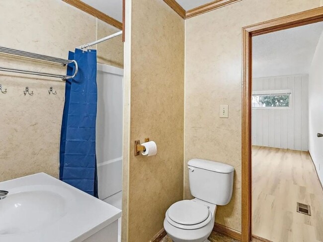 Building Photo - Updated 2 bed 1 bath bungalow