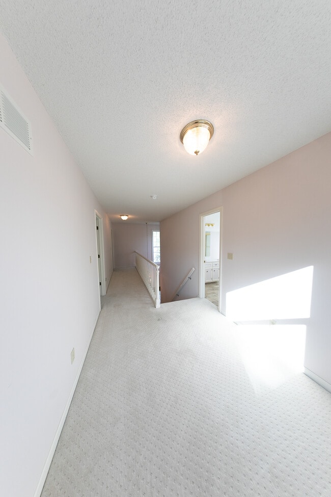 Building Photo - 618 Chaucer Ln