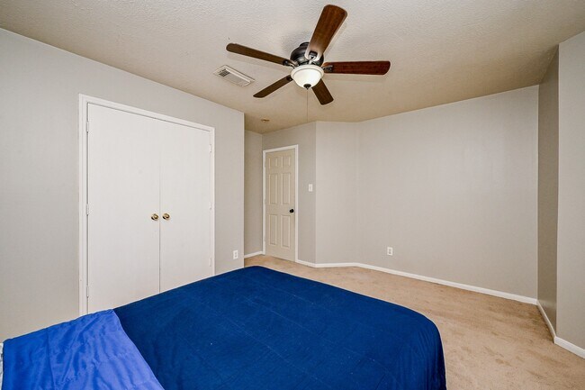 Building Photo - 2534 Halstead Dr