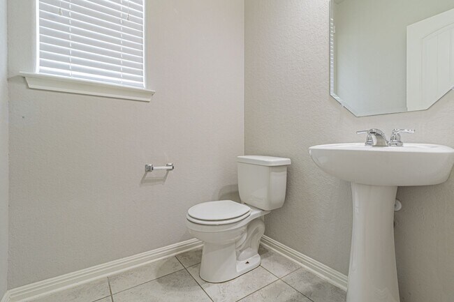Building Photo - GORGEOUS 4BR 2.5 BATH WITH LOTS OF NEIGHBORHOOD AMENITIES! Available August 7th!
