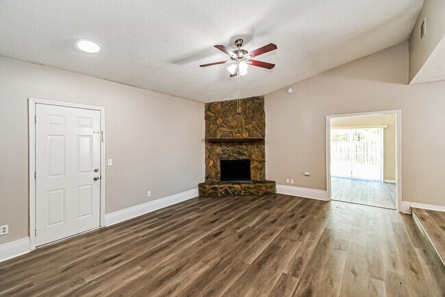 Building Photo - 810 Hardwood St