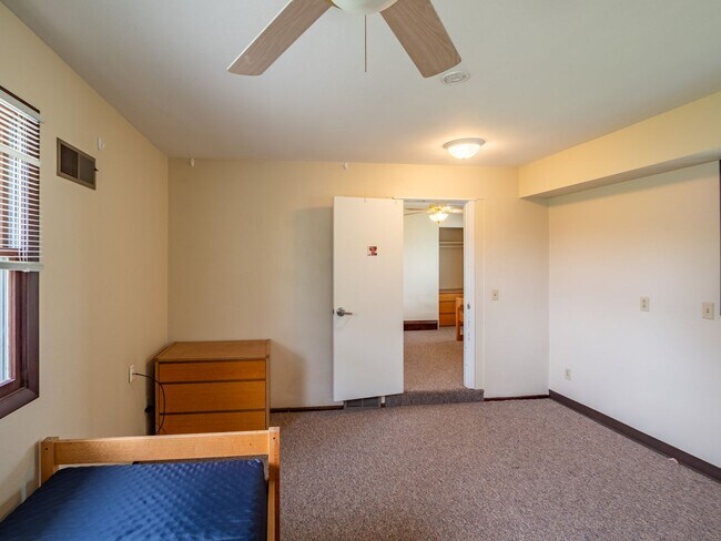 Building Photo - Welcome to ECoe House!