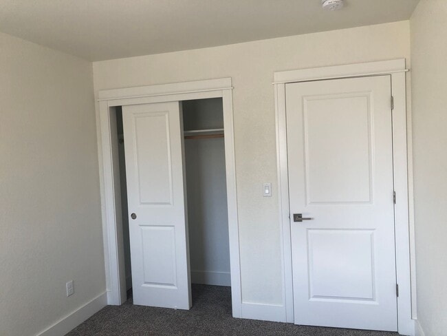 Building Photo - Newer 3 bedroom, 2.5 bath duplex in desirable neighborhood!