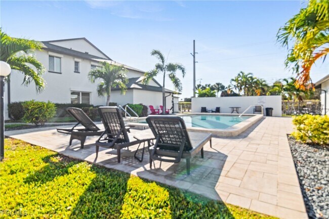 Building Photo - 1429 Cape Coral Pkwy W