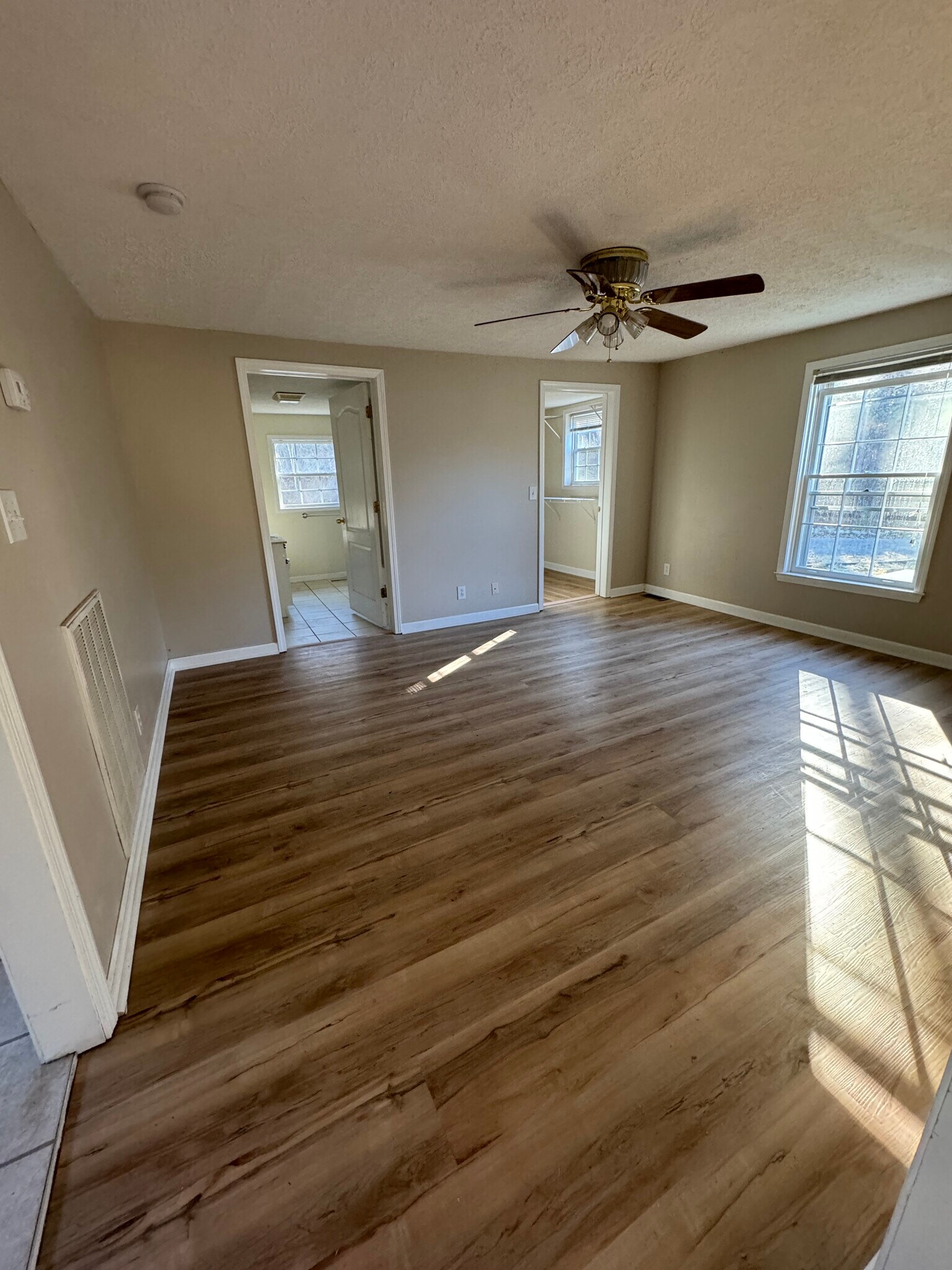 Building Photo - 833 Cumberland Dr