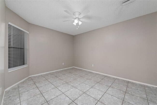 Building Photo - 140 Lakepointe Cir