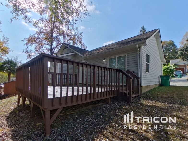 Building Photo - 2916 Vestal Pl