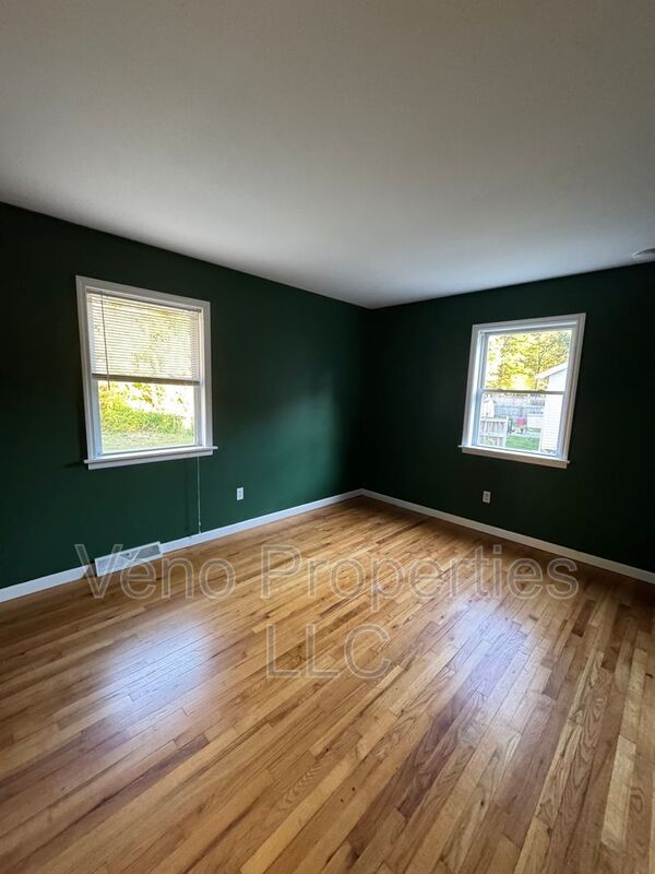 Building Photo - 72 Hathorn Blvd
