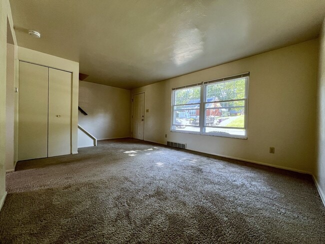 Building Photo - 2BR Townhome at Regency Place! Spacious Ro...