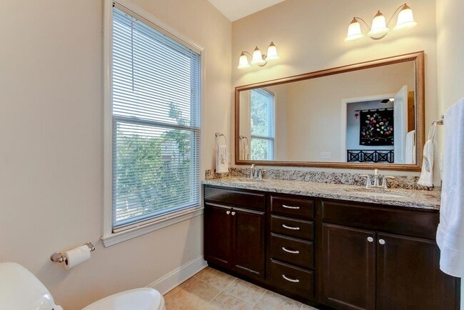 Building Photo - Furnsihed 3 bed 2.5 bath on 31st Street