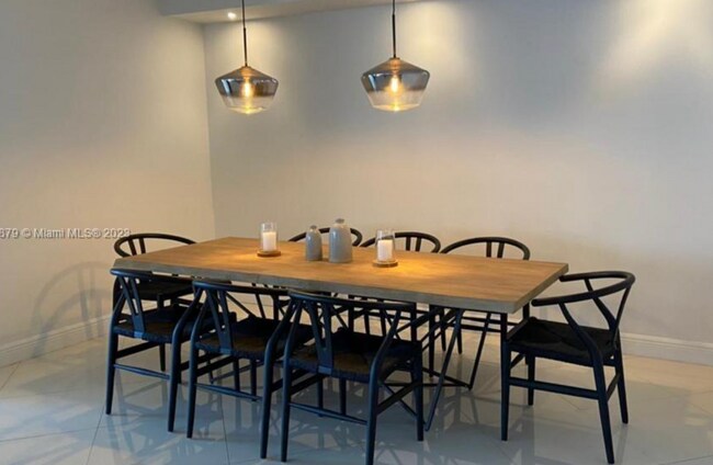 Building Photo - Beautiful 3 bedroom unit furnished for Ren...