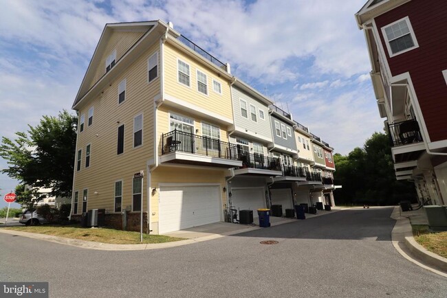 Building Photo - 6041 Maple Hill Rd