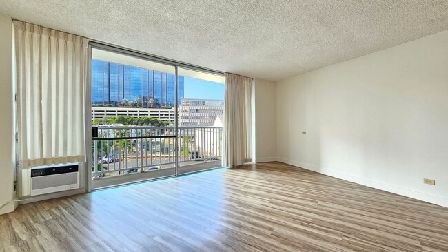 Building Photo - Holiday Village - renovated studio with on...