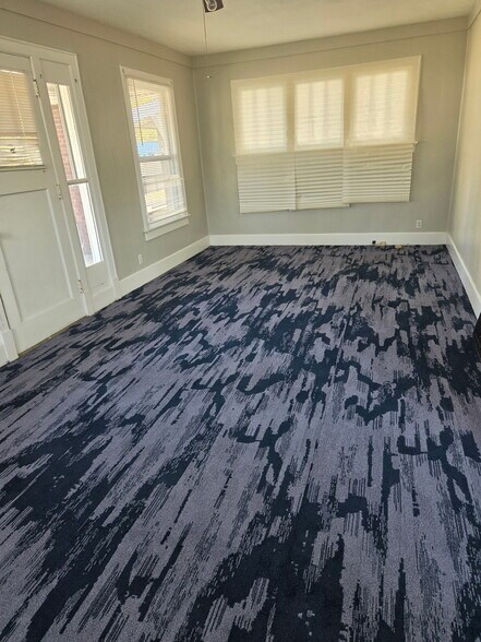 Large Living Room - 802 N Governor St