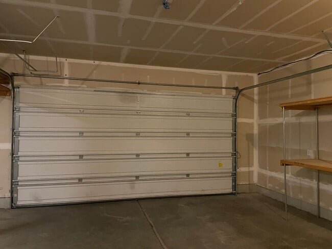 Building Photo - FANTASTIC 4 Bed 2.5 Bath Home in Salmon Cr...