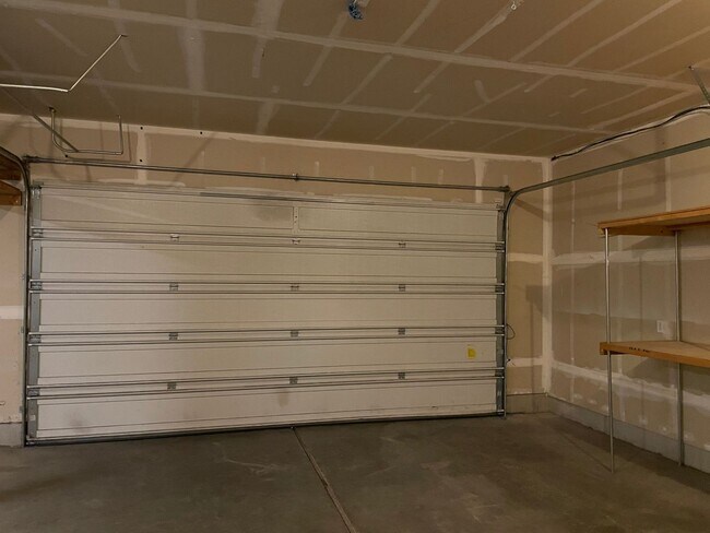 Building Photo - ***HALF MONTH RENT FREE***FANTASTIC 4 Bed 2.5 Bath Home in Salmon Creek! HUGE side yard and back ...