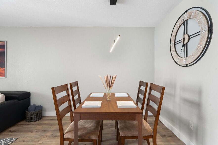 Building Photo - 740 W Elm St