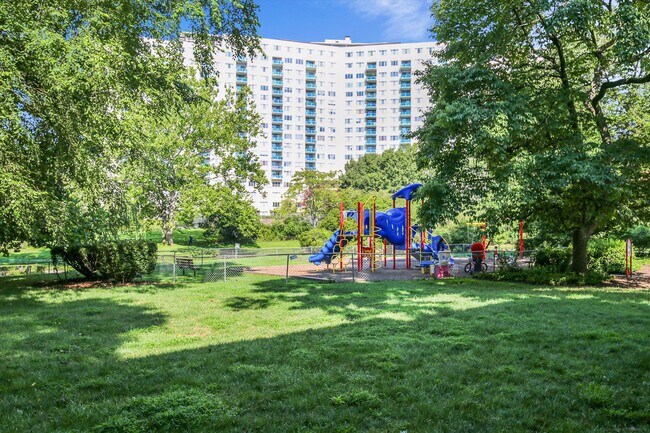 Building Photo - 10201 Grosvenor Pl