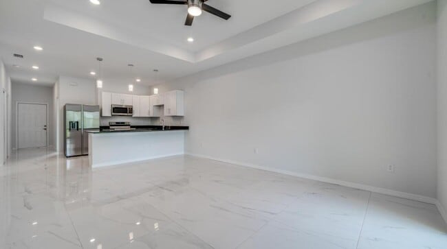 Building Photo - 4864 Golfview Blvd