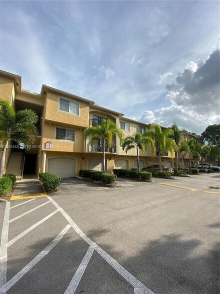 Building Photo - 300 Crestwood Ct N