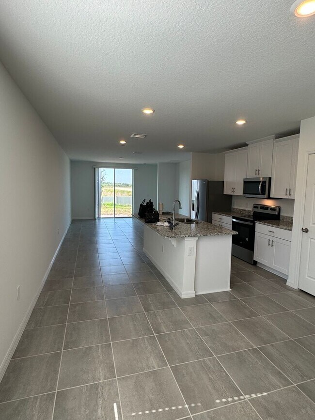 Building Photo - 3 Bedroom 2 Bath with Double Car Garage in Poinciana!