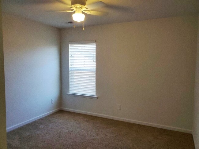 Building Photo - **Available Now** 3 Bedroom, 2.5 bath home with Great neighborhood amenities!