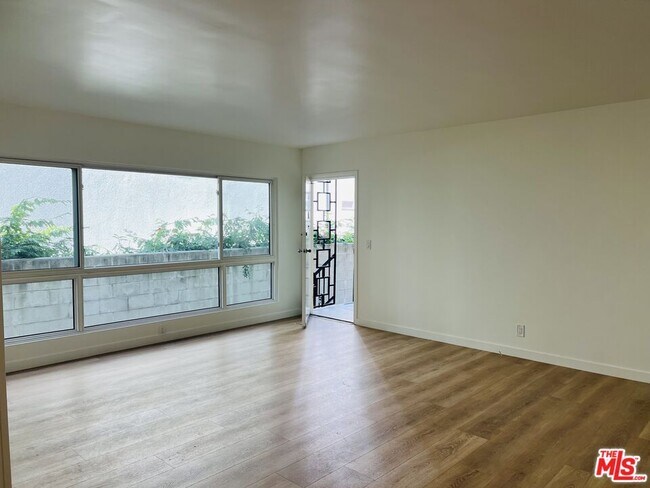 Building Photo - 340 N Palm Dr