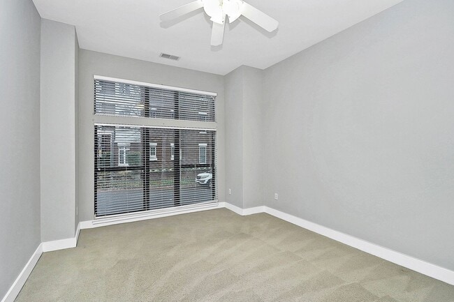 Building Photo - Uptown Living!