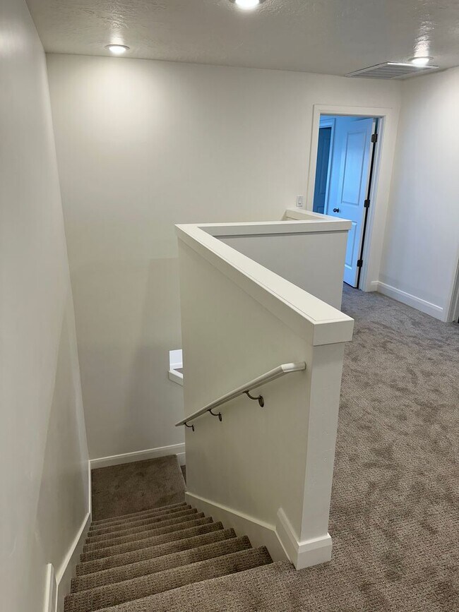 Building Photo - 3 Bedroom Home in Desert Color with Lagoon Access! End Unit!