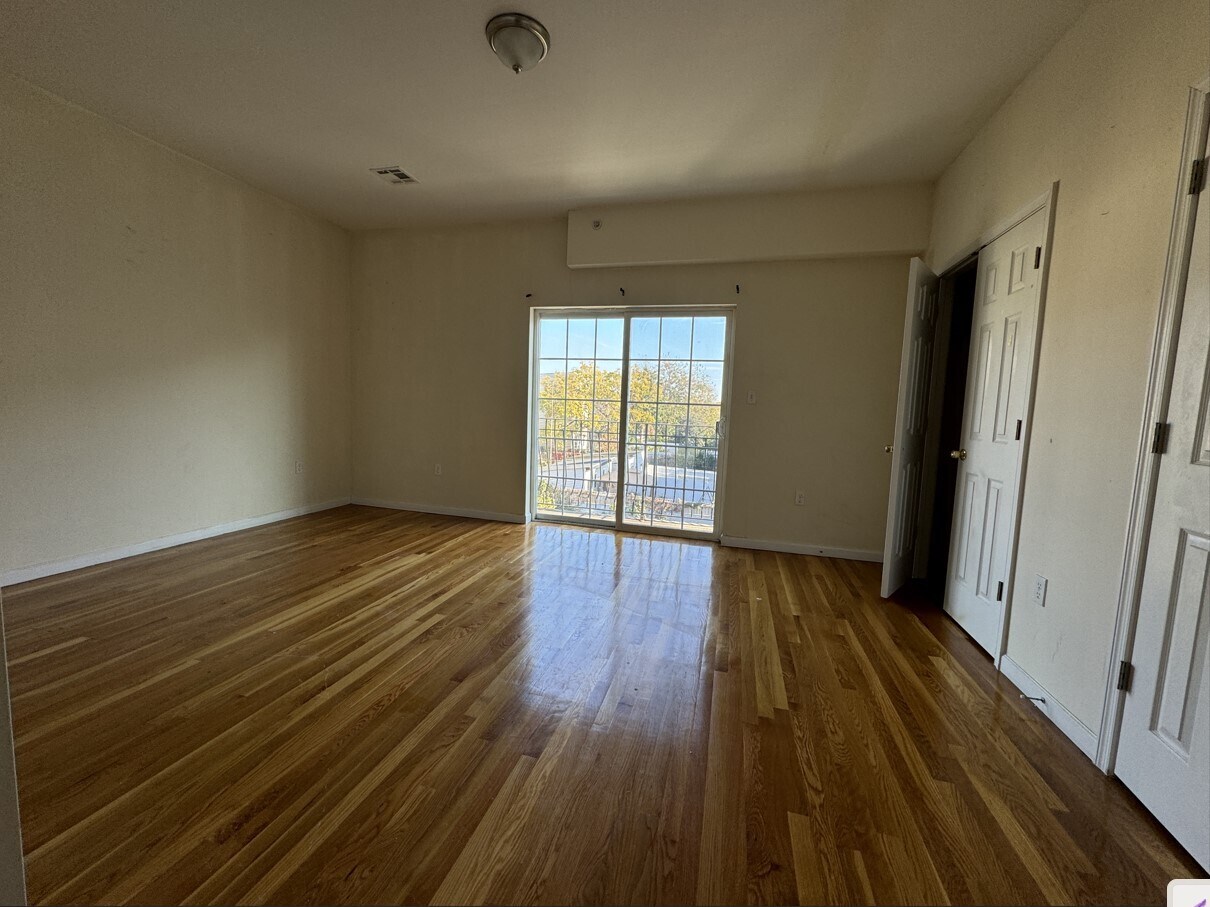 Building Photo - 384 Avenue C