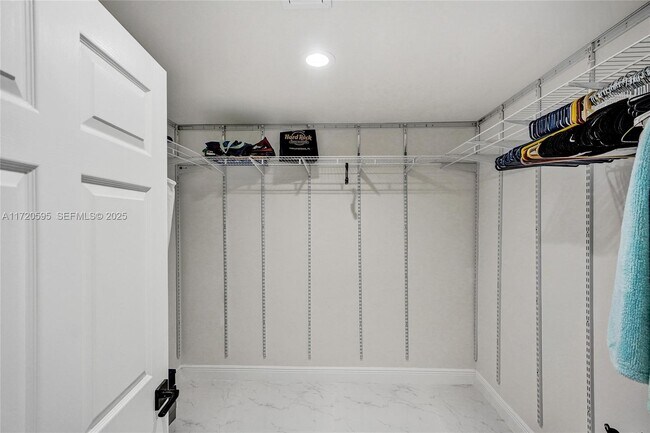 Building Photo - 877 NE 195th St