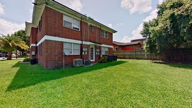Building Photo - 828 Acosta St