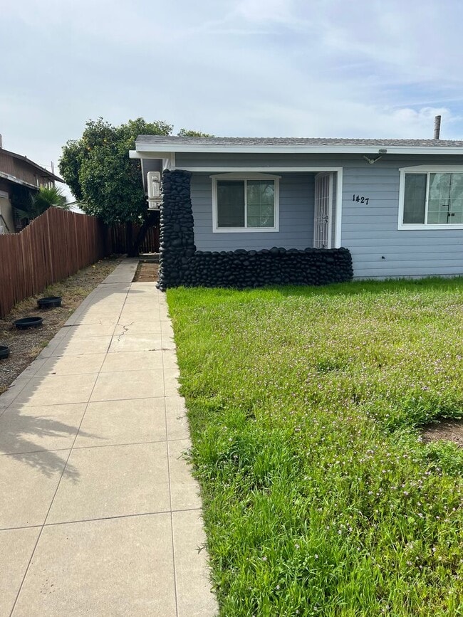 Building Photo - East Bakersfield House