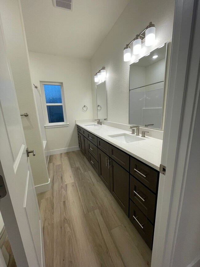 Building Photo - 410 4th St