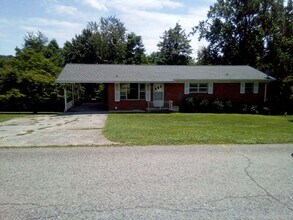 Building Photo - Knoxville 37918 - Beautiful 3 bedroom, 1.5 bath, brick rancher - Call Sharon Arnwine (865) 313-7215