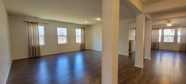 Building Photo - Gorgeous Single Story Home