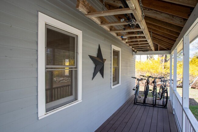 Building Photo - 33 Exeter Rd