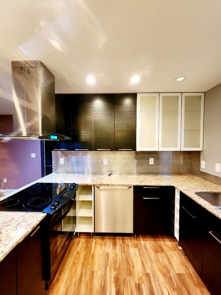 Building Photo - 539 82nd Ave N