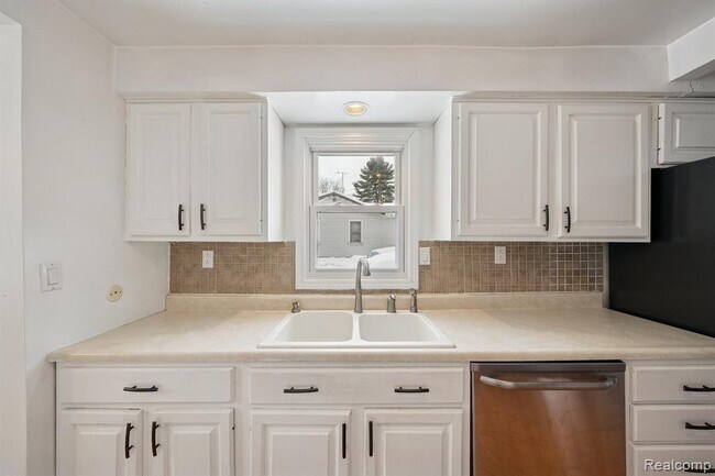 Building Photo - 2266 Newberry Rd