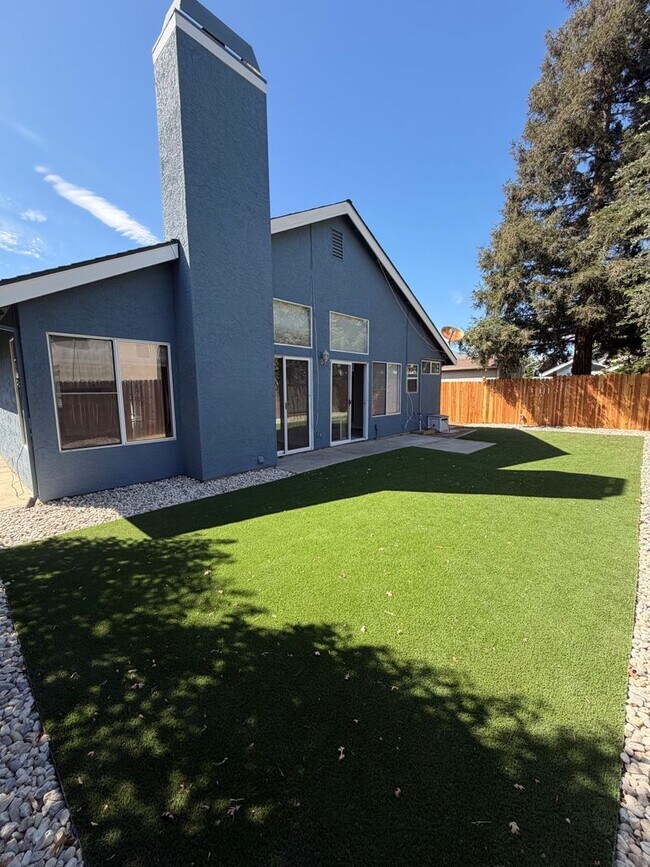 Building Photo - 6260 Vanden Rd