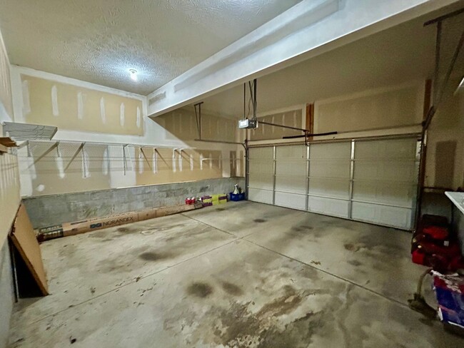 Building Photo - Large 4 Bed, 2.5 bath in Lexington!